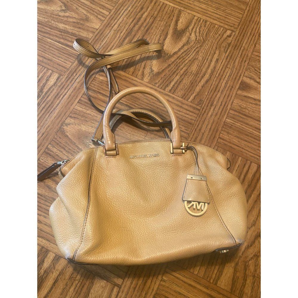Michael Kors tan shoulder/crossbody strap medium size inside pockets zip up bag